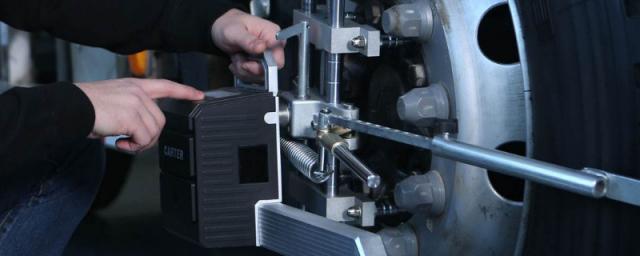 车辆跑偏做四轮定位还是动平衡,四轮定位之后还是跑偏