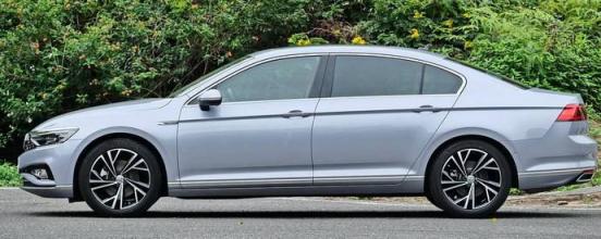 车辆被对方全责撞怎样赔偿,交通事故造成对方骨折该如何赔偿