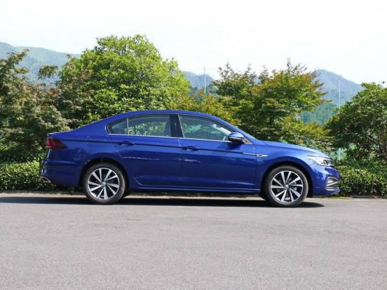 君威发动机盖如何打开(别克君威电瓶盖怎么打开图解(别克君威的发动机盖子怎么打开))