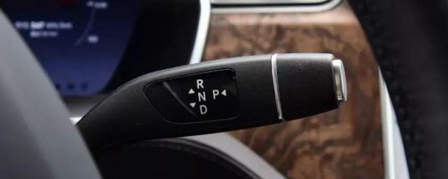 宝马525电子手刹失效故障,奔驰车挂p挡等于手刹吗