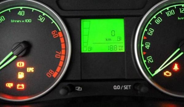 汽车通电后,故障灯全亮是什么原因,车子通电故障灯亮正常吗