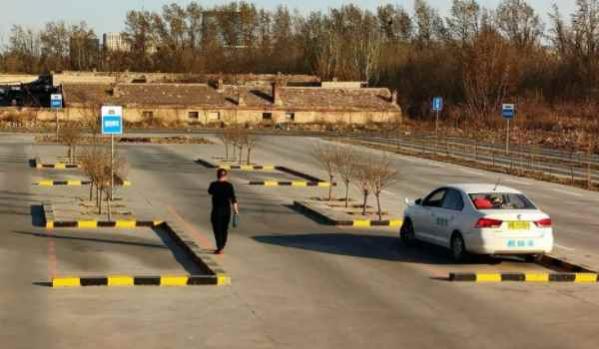 机动车驾驶证报考年龄,报考机动车驾驶证有没有年龄限制