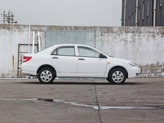 火花塞用一段时间后，金属部位变色了正常吗？(火花塞用了一段时间变红了是什么问题，火花塞金属部位变色正常吗？)