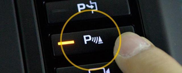 汽车p三撇灯亮,汽车侧裙刮了怎么处理