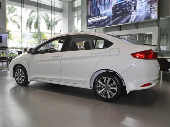 小汽车机油多久更换一次(汽车一年只开了两千公里需要保养更换机油、机滤吗？)