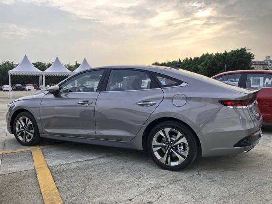 车顶贴黑膜要备案吗