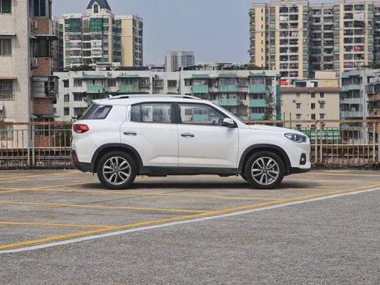 宝马气门室盖如何拆装,宝马320如何清理进气门背面积碳？