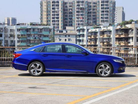 揽胜Velar Slammed Sam是一个宽体怪物