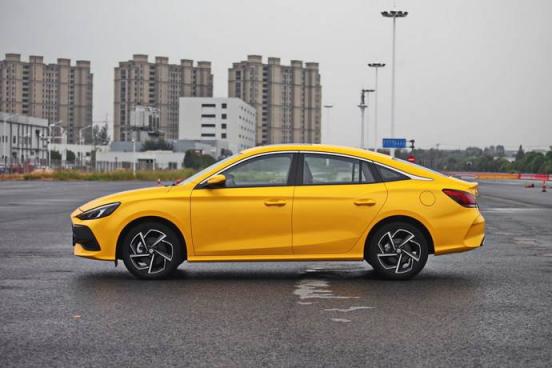 特斯拉国产与进口的区别(国产特斯拉Modle3降到30万以内了，建议选它吗？)