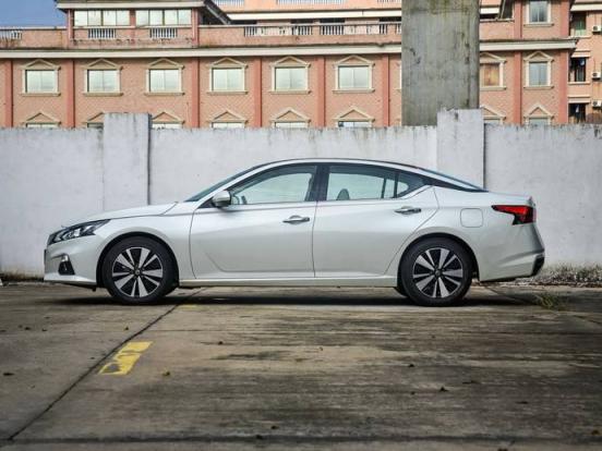 轮胎扎钉子补胎安全吗(轮胎补过后影响行车安全吗)