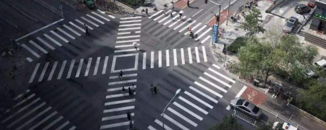 十字路口右转弯转大了压黄线,双黄线转弯处罚