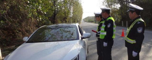 有驾照没带在身上,被交警查到怎么办？(刚拿驾照两个月上高速被查到怎么处理)