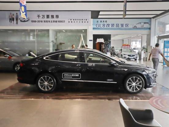 保时捷挑逗以前看不见的模特