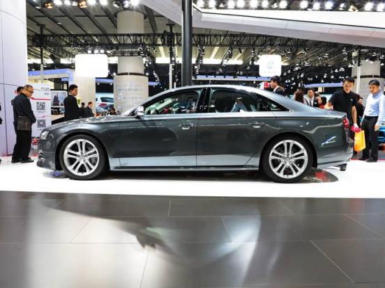 汽车警报灯亮怎么样消除(汽车油箱黄灯警报时显示还能跑120公里，是真的还能跑这么远吗？)