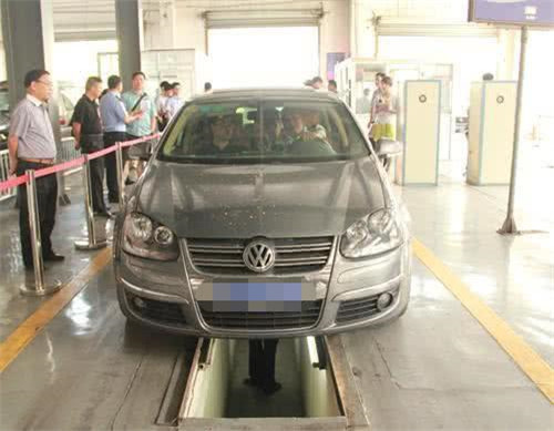 车辆年检标志怎么贴1